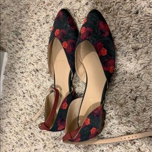 Flats with ankle strap. Fit more like a 8.5.